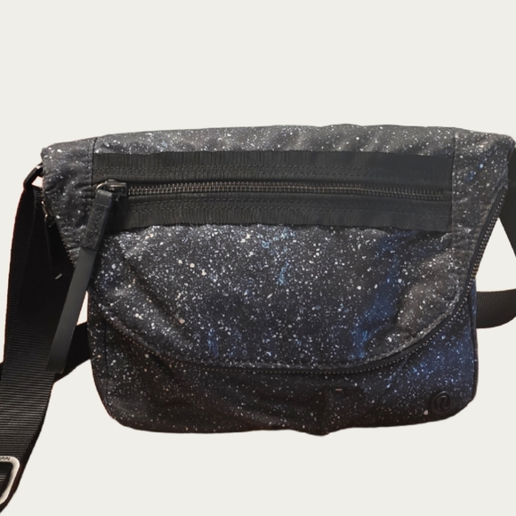 Lululemon Festival Bag II 5L in the Mineralize Multi/Black Color - Picture 7 of 14